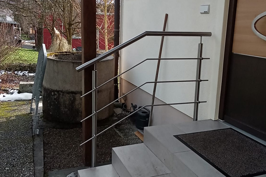 Treppengeländer vor einer Haustüre